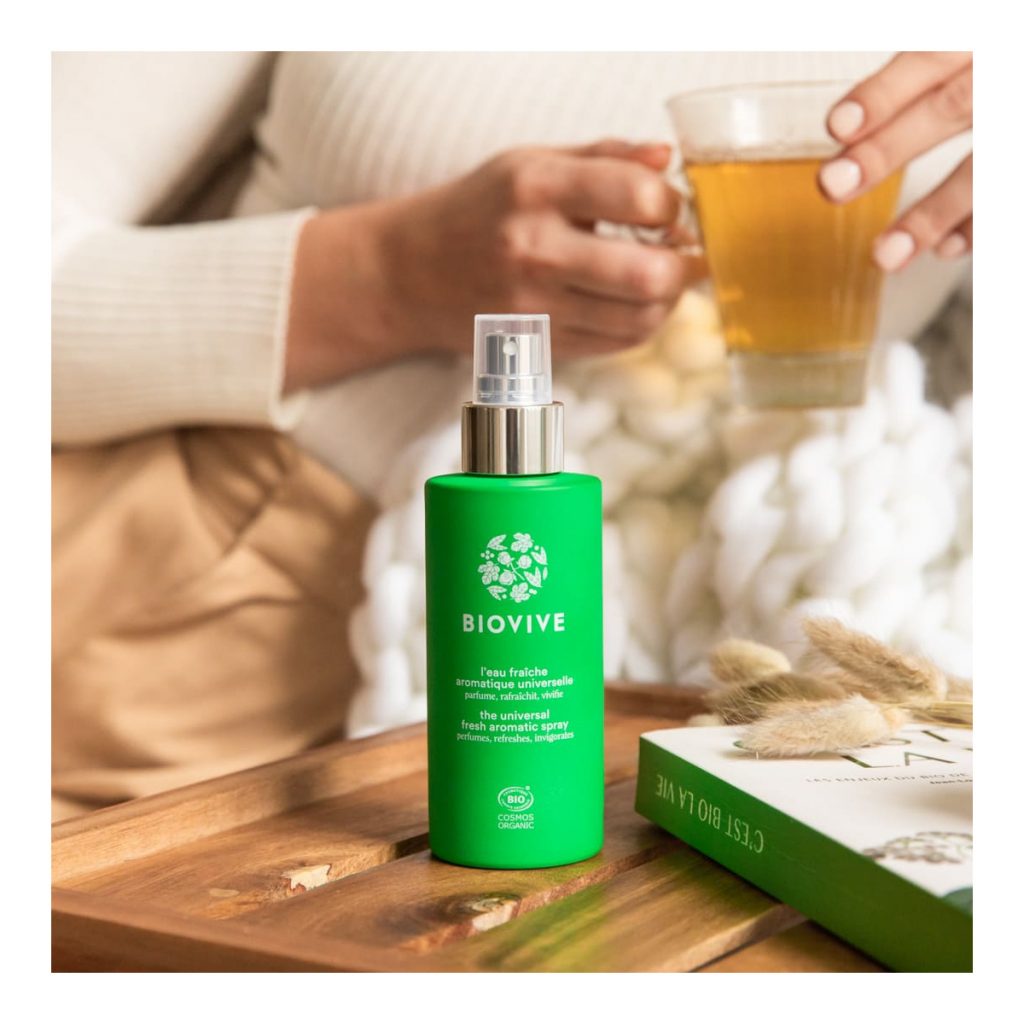 BIOVIVE l'eau fraîche aromatique universelle. Plongez-vous dans une véritable bulle de bien-être avec une eau fraîche certifiée bio, aux notes d’agrumes mêlées aux accents aromatiques du lavandin et à un cœur de fleurs blanches.