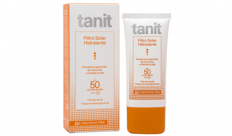 Tanit Filtro Solar Hidratante es la crema protectora especial para la prevención de manchas oscuras de la piel. Su fórmula limita y atenúa la hiperpigmentación cutánea asociada a la exposición solar gracias a su alto índice de protección de amplio espectro SPF 50.