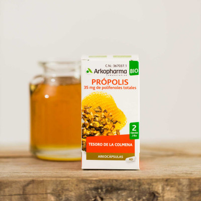 Arkocápsulas® Própolis BIO es un complemento alimenticio a base de Própolis, sustancia que las abejas obtienen de las yemas de algunos árboles y que utilizan para proteger las paredes de la colmena.