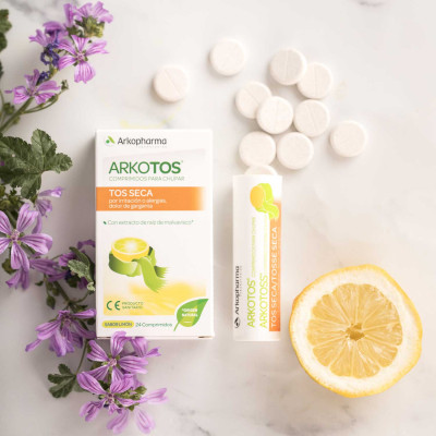 Arkotos comprimidos para chupar es un producto sanitario especialmente formulado para proteger la mucosa y aliviar los dolores de garganta y la tos seca producida por irritación o alergias. Su innovadora asociación de activos muco-adhesivos forma una película protectora que se adhiere a la mucosa de la garganta, proporcionando alivio del dolor de garganta. Arkotos comprimidos para chupar contiene extracto de malvavisco, rico en activos naturales mucílagos, polisacáridos…)  y hialuronato de sodio. Estos activos crean una película de hidrogel con “”efecto barrera” que protege la mucosa, permitiendo disminuir las irritaciones y las inflamaciones de la garganta, y aliviar la tos seca producida por irritación o alergias.