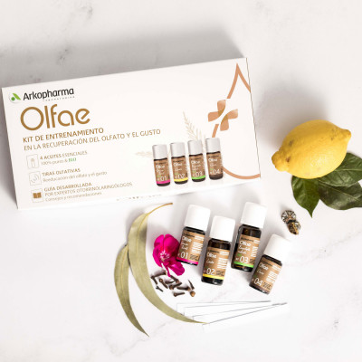 Olfae kit de entrenamiento olfatorio. De la combinación de los conocimientos de especialistas en otorrinolaringología y de Arkopharma, nace Olfae, el kit de entrenamiento en la recuperación del olfato y el gusto. Olfae es un kit de entrenamiento olfatorio que, en caso de pérdida del olfato y el gusto, puede ayudarte a mejorar gracias al entrenamiento olfatorio, un método empleado por los otorrinos que consiste en ejercitar la memoria olfativa a partir de cuatro aromas para ir recuperando ambos sentidos de forma progresiva. Este kit está formado por 4 aceites esenciales 100 % puros y BIO, con origen geográfico certificado: Geranio Rosat (floral), Limón (frutal), Eucalipto Radiata (resinoso) y Clavo (especiado), además de 400 tiras olfativas para realizar el entrenamiento con éxito y una Guía de Entrenamiento desarrollada por el Dr. Raimundo Gutiérrez Fonseca, otorrinolaringólogo y secretario general de la Sociedad Española de Otorrinolaringología y Cirugía de Cabeza y Cuello (SEORL-CCC).