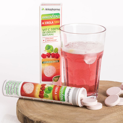 Arkovital® Acerola 1000 es un delicioso comprimido efervescente a base de zumo en polvo de baya de acerola con sabor a frutos rojos. Su fórmula contiene 1000 mg de acerola en polvo, rica en Vitamina C natural, lo que favorece su asimilación por el organismo.