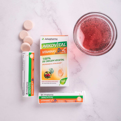 Arkovital® Vitaminas D3 + C Un dúo de vitaminas para la inmunidad y vitalidad. Una fórmula altamente dosificada de origen 100 % vegetal para un especial refuerzo del sistema inmune. Esta asociación de vitaminas, en formato efervescente, permite una óptima asimilación por el organismo. Altamente dosificadas, la Vitamina D3, procedente del Liquen (2000 UI) y la Vitamina C procedente de la Acerola (170 mg) actúan conjuntamente para contribuir al funcionamiento normal del sistema inmunitario y reforzar las defensas naturales. • La Vitamina C ayuda también a reducir el cansancio y la fatiga para recuperar la forma y la vitalidad. • La Vitamina D contribuye también al mantenimiento de los huesos en condiciones normales y al normal funcionamiento de los músculos. Sabor a frutos rojos. Apto para veganos.