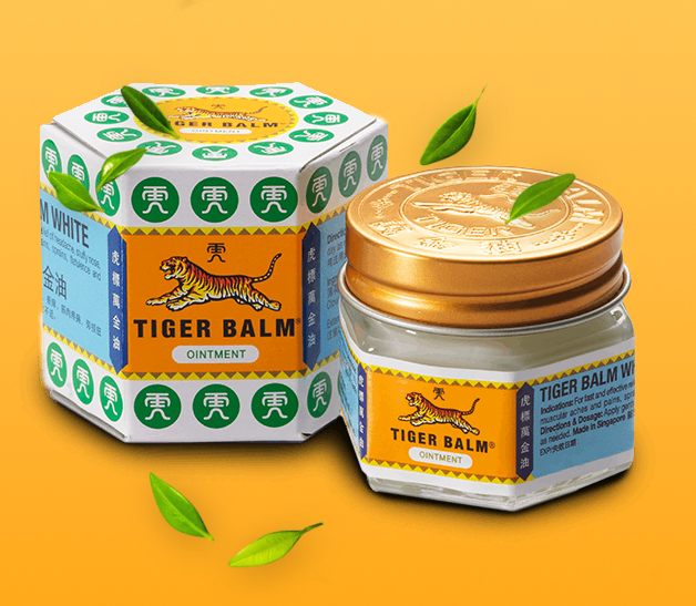 🐯 Tiger Balm Bálsamo del Tigre: qué es, cómo funciona y por qué se usa🐯 El bálsamo del tigre es un producto clásico de la tradición oriental. Nació dentro de la medicina china como un ungüento elaborado a partir de aceites esenciales y extractos vegetales, y recibió su nombre por la simbología del tigre: fuerza, energía y resistencia. A principios del siglo XX empezó a popularizarse y se convirtió en un imprescindible en los hogares asiáticos. Tras un tiempo en segundo plano, hoy vuelve a estar de moda: se calcula que se venden más de 60 millones de unidades al año en todo el mundo. Se encuentra fácilmente en supermercados, farmacias, tiendas deportivas y herbolarios, y es utilizado tanto por personas que buscan alivio rápido como por deportistas profesionales. 🌿 Ingredientes principales del Bálsamo del Tigre Su fórmula combina aceites minerales (como parafina y petrolatum) con extractos naturales. Entre los componentes más activos destacan: Alcanfor: procedente del árbol Cinnamomum camphora. Se le atribuyen efectos analgésicos, antimicrobianos y calmantes. Actúa sobre receptores nerviosos relacionados con la percepción del frío, el calor y el dolor. Mentol: derivado de la menta. Produce una sensación refrescante y también se ha estudiado por su capacidad para aliviar molestias musculares. Aceite de clavo, cajeput, canela y menta: aportan propiedades estimulantes, aromáticas y descongestionantes. 🔴 Bálsamo del Tigre Rojo vs ⚪ Bálsamo del Tigre Blanco Bálsamo del Tigre Rojo Es la versión más conocida. Contiene alcanfor (11%), mentol (10%), aceite de clavo (5%), cajeput (7%) y otros aceites esenciales. Se recomienda especialmente para dolores musculares, contracturas y zonas tensas. Bálsamo del Tigre Blanco Incluye alcanfor (11%), mentol (8%), menos aceite de clavo y más cajeput y menta. Se utiliza sobre todo para dolores de cabeza por tensión, congestión nasal y molestias leves. 💆♂️ Para qué se utiliza tradicionalmente Aunque no es un medicamento en España y no puede anunciar propiedades terapéuticas, su uso tradicional incluye: Masajes para dolor muscular y articular Alivio de tensión cervical Congestión y molestias respiratorias Dolor de cabeza Picaduras de insectos Su efecto se basa en generar sensaciones de frío o calor que “distraen” a las terminaciones nerviosas y reducen la percepción del dolor. ⚠️ Cómo aplicarlo y precauciones Se aplica una pequeña cantidad sobre la piel y se masajea suavemente. Es importante evitar: Ojos y mucosas Heridas abiertas o piel irritada Usarlo antes o después de duchas calientes, saunas o calor intenso Su uso en menores de 12 años (y totalmente contraindicado en menores de 3) Embarazo y lactancia, por falta de estudios Puede causar enrojecimiento, picor, irritación o alergias. Si nunca lo has usado, conviene probar primero una pequeña cantidad en el antebrazo.