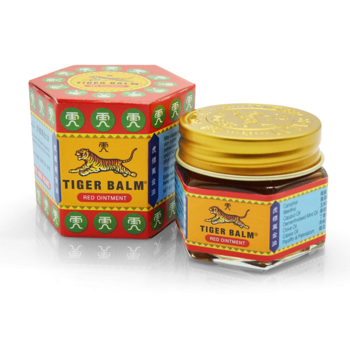 🐯 Tiger Balm Bálsamo del Tigre: qué es, cómo funciona y por qué se usa🐯 El bálsamo del tigre es un producto clásico de la tradición oriental. Nació dentro de la medicina china como un ungüento elaborado a partir de aceites esenciales y extractos vegetales, y recibió su nombre por la simbología del tigre: fuerza, energía y resistencia. A principios del siglo XX empezó a popularizarse y se convirtió en un imprescindible en los hogares asiáticos. Tras un tiempo en segundo plano, hoy vuelve a estar de moda: se calcula que se venden más de 60 millones de unidades al año en todo el mundo. Se encuentra fácilmente en supermercados, farmacias, tiendas deportivas y herbolarios, y es utilizado tanto por personas que buscan alivio rápido como por deportistas profesionales. 🌿 Ingredientes principales del Bálsamo del Tigre Su fórmula combina aceites minerales (como parafina y petrolatum) con extractos naturales. Entre los componentes más activos destacan: Alcanfor: procedente del árbol Cinnamomum camphora. Se le atribuyen efectos analgésicos, antimicrobianos y calmantes. Actúa sobre receptores nerviosos relacionados con la percepción del frío, el calor y el dolor. Mentol: derivado de la menta. Produce una sensación refrescante y también se ha estudiado por su capacidad para aliviar molestias musculares. Aceite de clavo, cajeput, canela y menta: aportan propiedades estimulantes, aromáticas y descongestionantes. 🔴 Bálsamo del Tigre Rojo vs ⚪ Bálsamo del Tigre Blanco Bálsamo del Tigre Rojo Es la versión más conocida. Contiene alcanfor (11%), mentol (10%), aceite de clavo (5%), cajeput (7%) y otros aceites esenciales. Se recomienda especialmente para dolores musculares, contracturas y zonas tensas. Bálsamo del Tigre Blanco Incluye alcanfor (11%), mentol (8%), menos aceite de clavo y más cajeput y menta. Se utiliza sobre todo para dolores de cabeza por tensión, congestión nasal y molestias leves. 💆‍♂️ Para qué se utiliza tradicionalmente Aunque no es un medicamento en España y no puede anunciar propiedades terapéuticas, su uso tradicional incluye: Masajes para dolor muscular y articular Alivio de tensión cervical Congestión y molestias respiratorias Dolor de cabeza Picaduras de insectos Su efecto se basa en generar sensaciones de frío o calor que “distraen” a las terminaciones nerviosas y reducen la percepción del dolor. ⚠️ Cómo aplicarlo y precauciones Se aplica una pequeña cantidad sobre la piel y se masajea suavemente. Es importante evitar: Ojos y mucosas Heridas abiertas o piel irritada Usarlo antes o después de duchas calientes, saunas o calor intenso Su uso en menores de 12 años (y totalmente contraindicado en menores de 3) Embarazo y lactancia, por falta de estudios Puede causar enrojecimiento, picor, irritación o alergias. Si nunca lo has usado, conviene probar primero una pequeña cantidad en el antebrazo.
