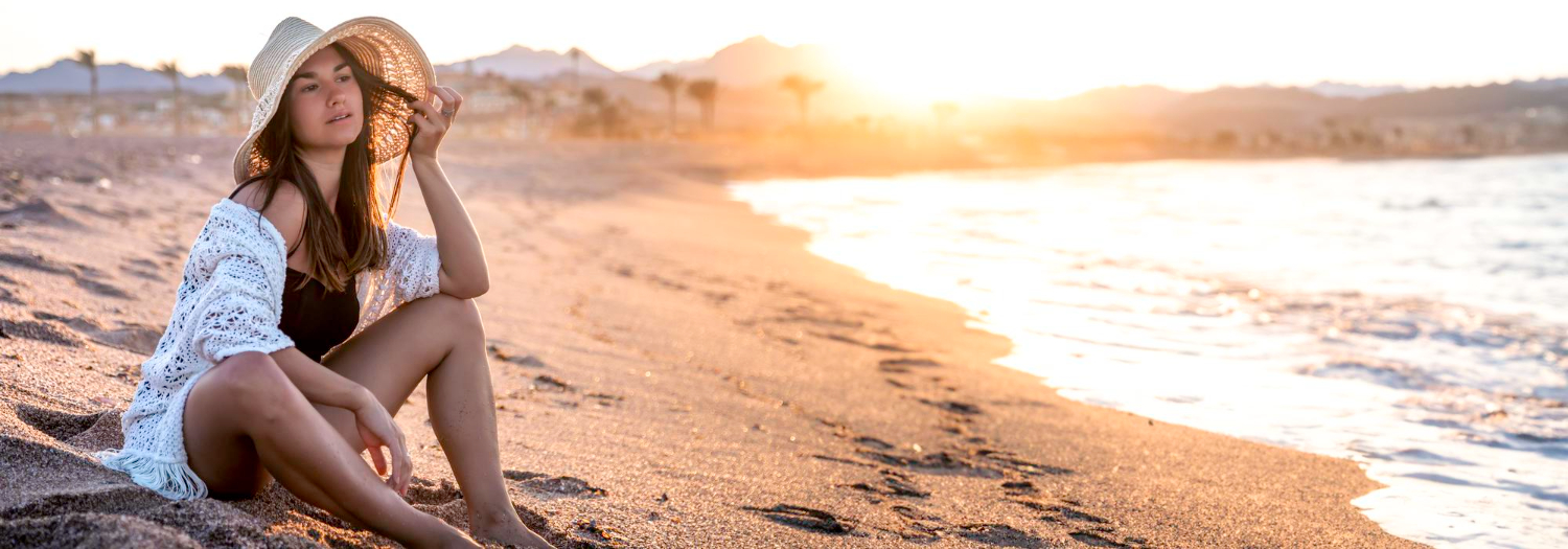 Cómo protegerse del sol en verano y en invierno: recomendaciones de Gran Farmacia Andorra Protegerse correctamente del sol no es solo evitar quemaduras: es prevenir el envejecimiento prematuro, las manchas o el riesgo de cáncer de piel a largo plazo. Estos consejos los da Gran Farmacia Andorra. (consulte siempre con su dermatólogo) 1. ¿Cómo protegerse del sol? Usa protector solar todos los días, incluso en invierno y en días nublados. Hasta el 80 % de la radiación ultravioleta atraviesa las nubes y llega a la piel.dermacheck+1 Elige un FPS 30 como mínimo para uso diario en ciudad; para playa, montaña o exposiciones prolongadas, FPS 50+. Aplica el producto 20–30 minutos antes de salir al exterior para que la piel lo absorba bien. Usa una cantidad generosa: en el cuerpo, aproximadamente el equivalente a un vasito de chupito; en el rostro, el equivalente a una nuez o dos dedos de producto. No olvides zonas fáciles de quemar: orejas, nuca, empeines, dorso de las manos, labios y contorno de ojos. Combina el protector con otras medidas: gorra o sombrero, gafas de sol, ropa con protección UV y evitar el sol entre las 12 y las 16 horas. 2. ¿Cada cuánto hay que reaplicar la protección solar? La regla general es clara: Reaplicar cada 2 horas durante la exposición solar continuada.los40+3 Reaplicar inmediatamente después de: Bañarte (piscina, mar, ducha); Secarte con la toalla; Sudar mucho; Hacer deporte al aire libre; Friccionarte con arena, ropa o toallas.donporque+1 Aunque el producto sea “resistente al agua”, no protege igual después del baño. La etiqueta indica solo que mantiene parte de su protección durante un tiempo determinado en condiciones de ensayo, por lo que hay que volver a aplicarlo tras mojarse o secarse. En situaciones de exposición muy intensa (playa, montaña, deportes acuáticos), algunos dermatólogos recomiendan incluso reaplicar cada 40–80 minutos si hay inmersión o sudoración importante, y siempre después de secarse con la toalla. 3. ¿Por qué es tan importante reaplicar? Reaplicar el protector solar es fundamental por varias razones: La protección se degrada con el tiempo: los filtros pierden eficacia con la exposición a la radiación, el calor y la oxidación. El sudor, el agua y la toalla eliminan parte del producto de la piel, aunque la crema sea “water resistant”.donporque+1 El daño solar es acumulativo: cada exposición sin protección adecuada suma riesgo de quemaduras, fotoenvejecimiento, manchas y cáncer de piel. Los rayos UVA y UVB siguen llegando a la piel incluso en días nublados, en invierno y a través de ventanas, por lo que el uso diario es clave. Algunos expertos sugieren, en contextos de alta exposición, aplicar protector varias veces al día (por ejemplo, antes de salir, a media mañana, al mediodía, a media tarde y al final de la tarde) para mantener una protección constante. 4. Consejos prácticos de Gran Farmacia Andorra Lleva siempre un formato de viaje o stick en el bolso para reaplicar cómodamente. Usa sprays o geles ligeros para el cuerpo y texturas fluidas o en gel para el rostro si tienes piel grasa. En niños, aplica el protector antes de salir y vigila las reaplicaciones, especialmente si juegan en el agua o con arena. Revisa la fecha de apertura del producto: muchos protectores deben usarse dentro de los 12 meses siguientes a su apertura. Pide asesoramiento en Gran Farmacia Andorra para elegir el protector adecuado a tu tipo de piel, actividad y zona (rostro, cuerpo, niños, pieles sensibles, etc.). Resumen rápido: Protector solar todos los días, incluso nublado. FPS 30+ en ciudad, FPS 50+ en playa/montaña. Aplicar 20–30 minutos antes de salir. Reaplicar cada 2 horas y siempre tras baño, sudor o toalla. Combinar con ropa, gorra, gafas y evitar las horas centrales del día. Estos consejos los da Gran Farmacia Andorra para ayudarte a disfrutar del sol de forma segura en Andorra y en cualquier destino.