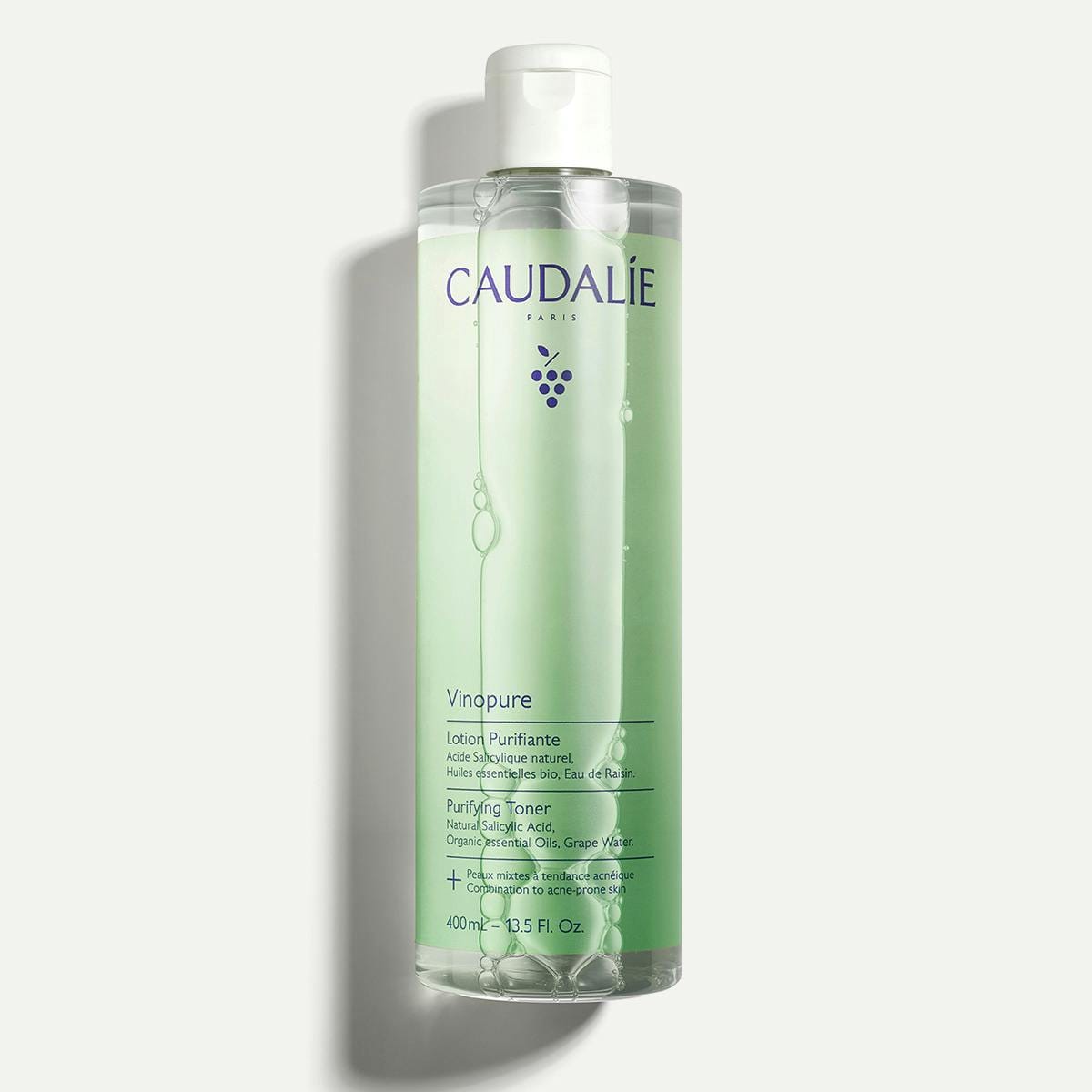 Comprar Tónico Purificante Vinopure de Caudalie en Gran Farmacia Andorra.  * El Tónico Vinopure de Caudalie, con ácido salicílico y 6 aceites esenciales, está diseñado para pieles mixtas a grasas con imperfecciones. * Este tónico minimiza los poros, reduce las imperfecciones y matifica los brillos, dejando la piel purificada y nítida. * Resultados clínicamente probados muestran una reducción del 48 % en imperfecciones y una mejora en los brillos y la frescura de la piel. * La fórmula es vegana, probada bajo control dermatológico, con un 99 % de ingredientes de origen natural y sin perfume. * Aunque contiene alcohol de origen natural para purificar, no es fotosensibilizante, pero se recomienda protección solar y no se aconseja su uso durante el embarazo.