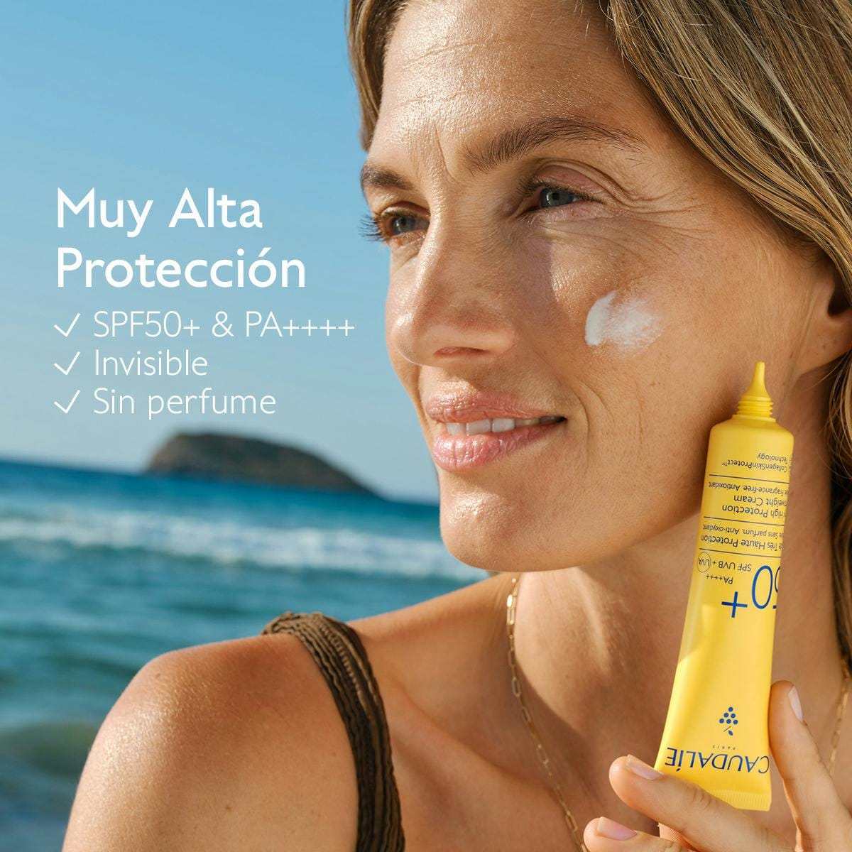 Comprar fluido de muy alta protección SPF50+ de Caudalie en Gran Farmacia Andorra, la mejor parafarmacia de Andorra. * El Fluido de Muy Alta Protección SPF50+ de Caudalie ofrece una protección eficaz contra los rayos UVA/UVB y la luz azul gracias a su tecnología CollagenSkinProtect™. * Su textura ultraligera, invisible y sin perfume es adecuada para uso diario y como base de maquillaje, dejando la piel hidratada con un acabado invisible. * La fórmula es vegana, resistente al agua, no comedogénica y probada bajo control dermatológico, siendo apta para adultos, niños y bebés. * Caudalie también destaca su compromiso con el medioambiente a través de la recolección y reciclaje de plástico oceánico. * El producto ha recibido una alta calificación de los clientes por su textura, absorción y efectividad, aunque algunos usuarios han reportado olores inusuales.